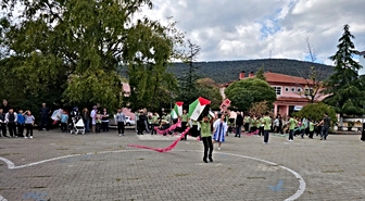 Dursunbey'de uçurtmalar Gazzeli çocuklar için gökyüzüne bırakıldı