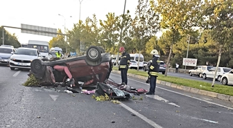 Gaziantep'te ağaca çarpan otomobil ters döndü, 3 kişi yaralandı