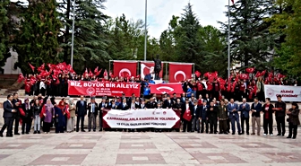 Gaziler ve gençler ellerindeki Türk bayraklarıyla omuz omuza yürüdü