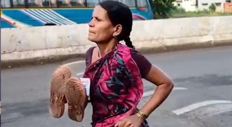 Hindistan'da kızının eğitimi için yalınayak koşan anneye ödül
