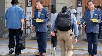 Japonya'nın eski başbakanı sokakta broşür dağıtırken görüntülendi