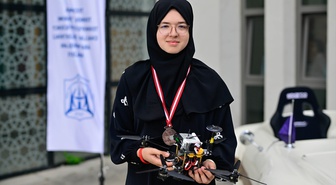 Kadıköy Anadolu İmam Hatip Lisesinin kız öğrencilerinden TEKNOFEST dron yarışmasında üçüncülük