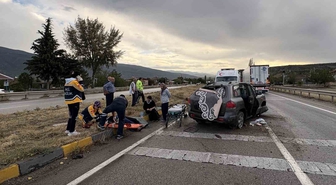 Kastamonu Tosya'da kontrolden çıkan otomobil refüje çarptı, 3 kişi yaralandı