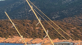 Kayalıklara çarpan gulet yan yattı; 7 kişi kurtarıldı
