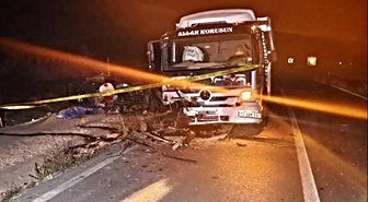 Konya Yalıhüyük'te otomobil kamyonla çarpıştı, 16 yaşındaki çocuk öldü, 1 kişi yaralandı