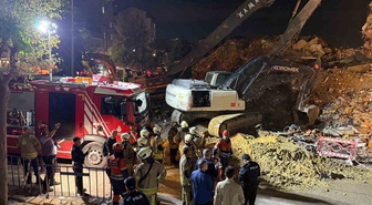 Küçükçekmece'de yıkımı duran blok kendiliğinden çöktü, 2 kişi yaralandı