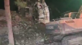 Küçükçekmece'de yıkımı süren 8 katlı binada çökme, 2 kişi yaralandı