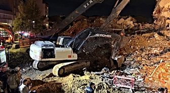 Küçükçekmece'de yıkımı süren binanın bir bölümü çöktü, yoldan geçen 2 kişi yaralandı