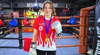 Lise arkadaşları sayesinde başladığı muay thai sporunda dünya şampiyonu oldu