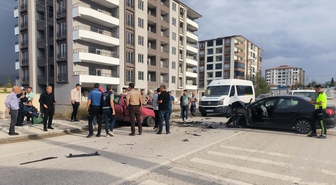 Malatya'da iki otomobil çarpıştı, 2 kişi yaralandı