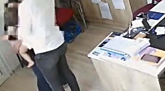 Bornova'da muhtarlıkta panik anları! Soluk borusuna şeker kaçan 2,5 yaşındaki kızı muhtar kurtardı