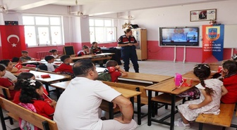 Muş'ta jandarma ekipleri öğrecilerle bir araya geldi