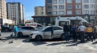 Otomobiller çarpıştı: 2 yaralı