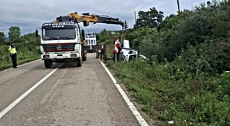 Sinop’ta cam yüklü kamyonet yoldan çıktı