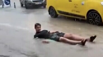 Fethiye'de sağanak sonrası şaşırtan görüntü! Turistler sel sularında şişme yatakla yüzdü