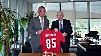 TFF Onursal Başkanı Şenes Erzik için doğum günü kutlaması düzenlendi