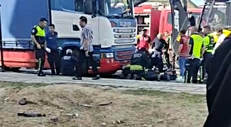TIR'ın altında kalan yaya ağır yaralandı