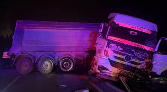 Tır refüjü aşıp karşı şeride geçti: 2 yaralı