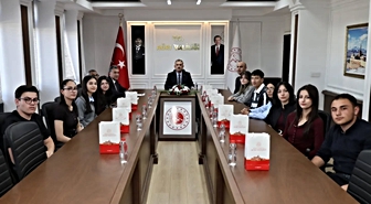 Vali Bozkurt YKS’de İlk 10 Bine Giren Ağrılı Öğrencilerle Bir Araya Geldi