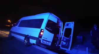 Yağmur suyu tahliye kanalına düşen minibüsteki turist yaralandı