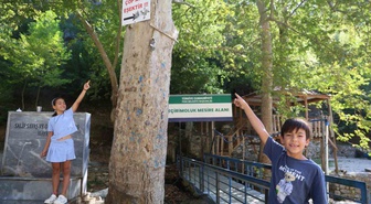 Adana Feke’de mesireye 'Çöp atan eşektir' tabelası asıldı, çöpleri çocuklar topladı