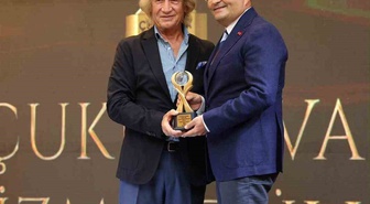 Adana İl Kültür ve Turizm Müdürü Emre Duru'ya Yılın Turizm Yöneticisi ödülü verildi
