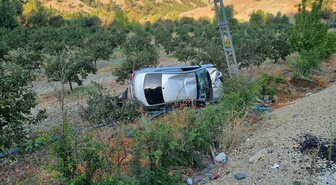 Adıyaman Gölbaşı'da otomobil bahçeye yuvarlandı, sürücü dahil 4 kişi yaralandı