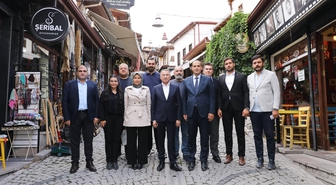 AK Parti Ankara Milletvekili Fuat Oktay, Ulus'ta Cuma namazı kılıp esnafla buluştu