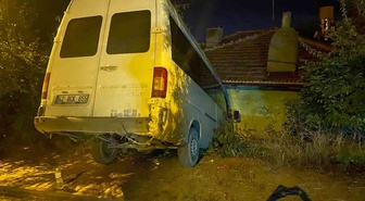 Ankara Elmadağ'da el freni çekilmemiş minibüs duvara çarptı, evde çatlak oluştu