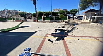 Antalya Aksu'da iki araç çarpıştı, biri Celal Sönmez İlkokulu'nun bahçesine girdi