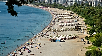 Antalya'da sıcak hava sahillerde yoğunluk oluşturdu, deniz suyu 29 derece ölçüldü