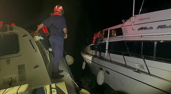 Antalya Kemer açıklarında su alan teknede bulunan 4 kişiyi Sahil Güvenlik kurtardı
