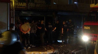 Antalya Kepez'de iki iş yeri yangını söndürüldü, üst kattaki evin panjuru hasar gördü