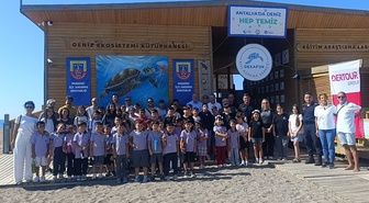 Antalya Manavgat'ta 2 yeşil deniz kaplumbağası uydu takip cihazıyla denize bırakıldı