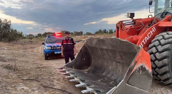 Antalya Manavgat'ta Milli Emlak arazisinden izinsiz kum alan 3 şüpheli gözaltına alındı