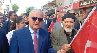 Aksaray'da duygulandıran an! Sesi Atatürk'e benzeyen emekli postacı Onuncu Yıl Nutku'nu okudu