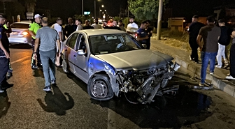 Aydın Nazilli'deki Yeşilyurt Mahallesi'nde otomobil refüje çarptı, 2 kişi yaralandı