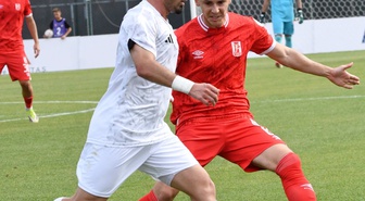 Balıkesirspor, geriye düştüğü maçta Uşakspor'u 4-1 yenerek zirvedeki yerini korudu