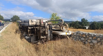 Bilecik Pazaryeri'nde beton pompası sulama kanalına devrildi, 2 kişi yaralandı