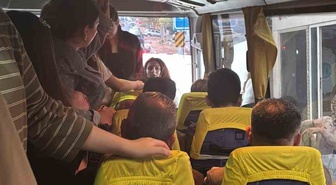 Bilecik'te midibüs sürücüsü yolcuları balık istifi taşıdı, tepki çekti
