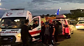Bingöl'ün Yenişehir Mahallesi'nde çarpışan iki otomobilde 4 kişi yaralandı