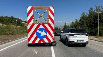 Burdur'da ticari taksi trafik yönlendirme römorkuna çarparak sürücüsünü yaraladı