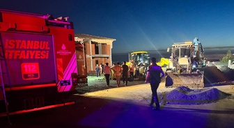 Büyükçekmece'de Alkent 2000'deki inşaatta toprak kayması, 2 işçi göçük altında kaldı