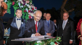 CHP lideri Kılıçdaroğlu, İstanbul'da Yiğit Acar ve Tuğçe Doğan'ın nikah şahidi oldu