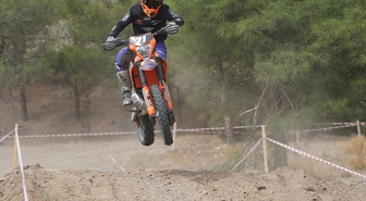 Çorum Osmancık'ta düzenlenen Enduro motosiklet yarışlarında 36 sporcu mücadele etti