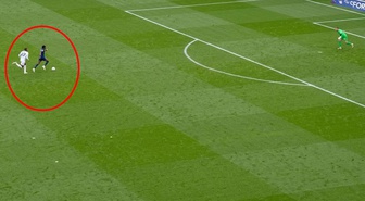 Derbide inanılmaz an! 90. dakikada gol yememek için yaptığı şeye beğeni yağıyor