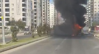 Diyarbakır'da belediye otobüsü alev alıp yandı, yolcular tahliye edildi