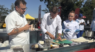 Edirne'de gastronomi festivalinde beyaz peynirli baklava ziyaretçilere ikram edildi