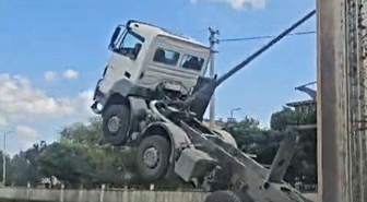 Erzurum Aşkale'de damperli kamyon başüstü levhaya çarptı, şaha kalktı