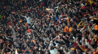 Galatasaray'ın iki yıldızı taraftarın gazabından kurtulamadı